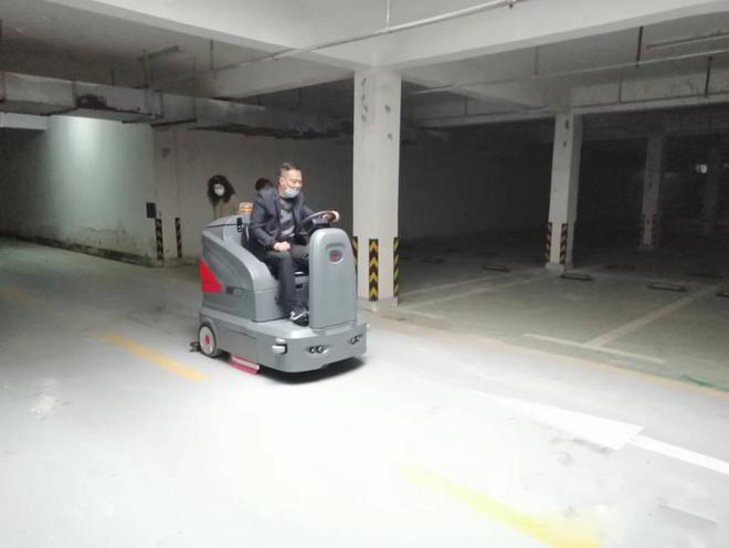 阳江小区物业保洁不用人力改用驾驶式洗地机了